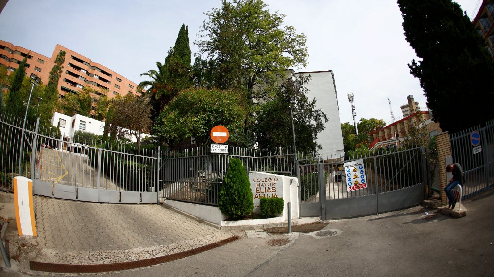 Vista de una de las fachada del Colegio Mayor Elías Ahuja de Madrid