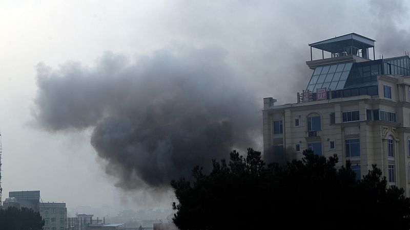 Una densa humareda sale del Hotel Kabul