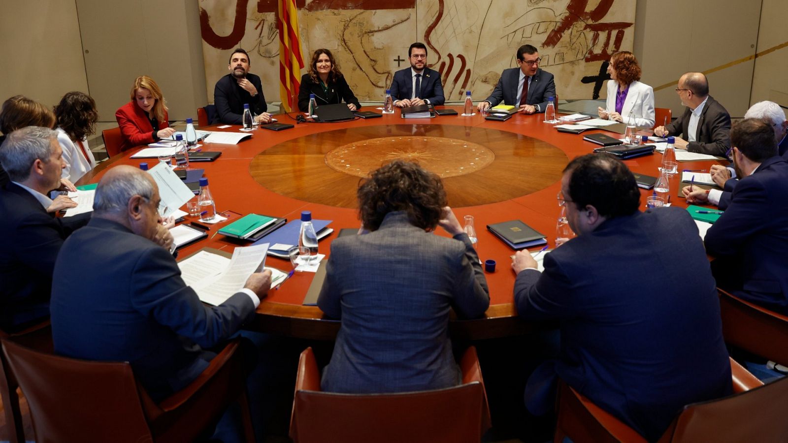 El presidente de la Generaliat, Pere Aragonès (c) encabeza la reunión semanal del Govern