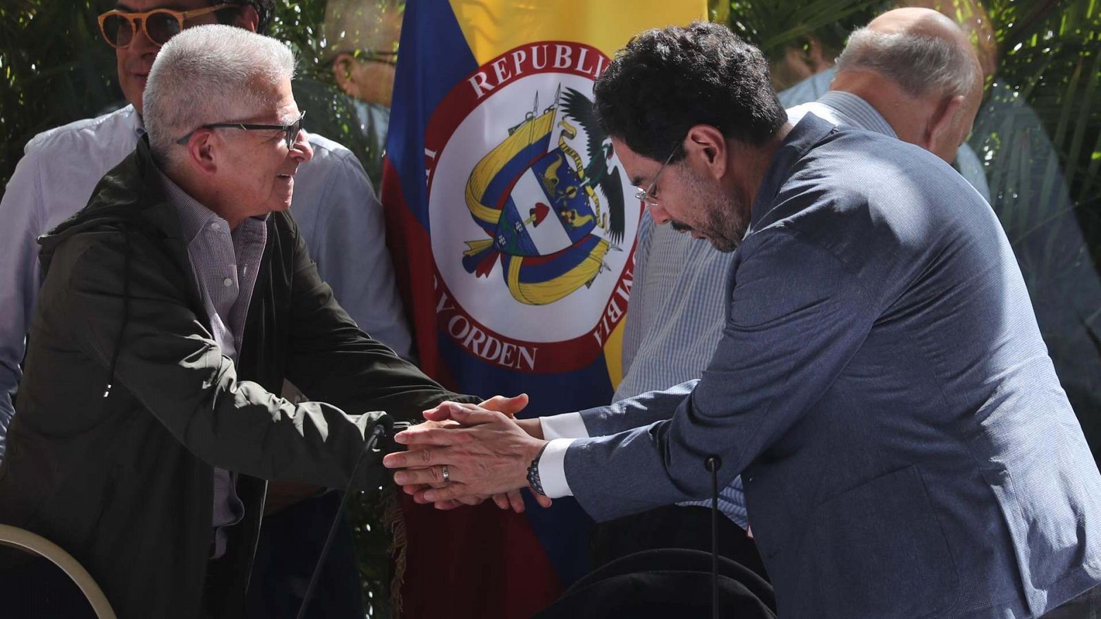 De izqda. a dcha.: El negociador del ELN Aureliano Carbonell saluda al miembro del equipo negociador del Gobierno colombiano, el senador Iván Cepeda, en Caracas, Venezuela.