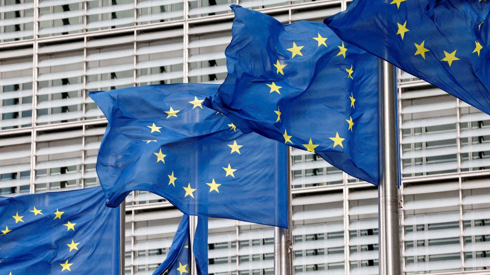 Imagen de archivo de banderas de la Unión Europea frente a la sede de la Comisión de la UE en Bruselas.