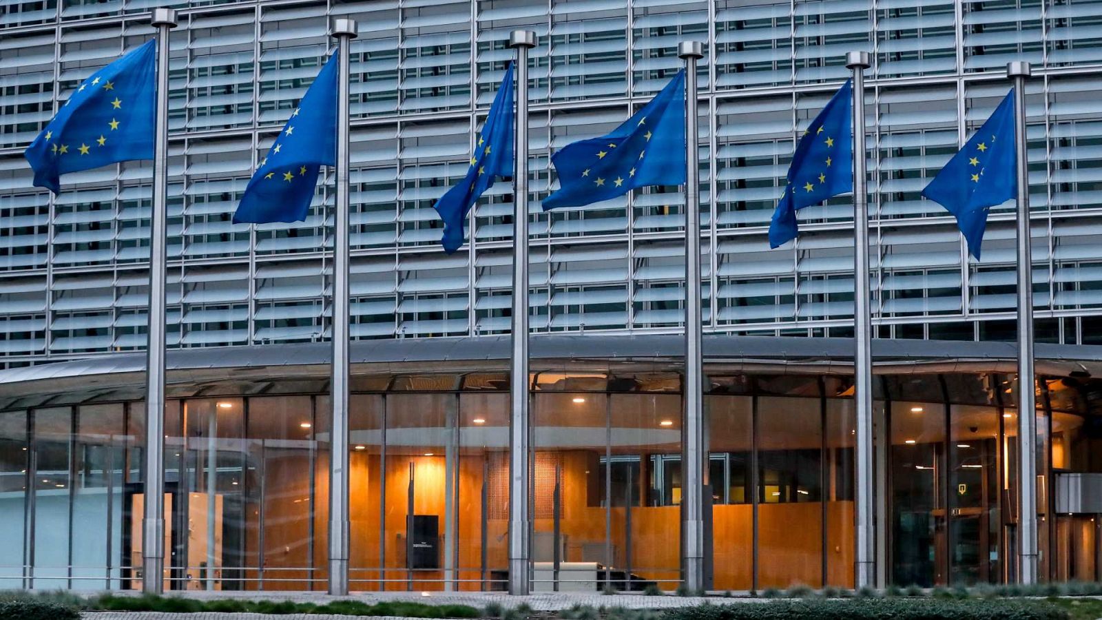 Banderas europeas en la sede de la Comisión Europea en Bruselas, Bélgica.