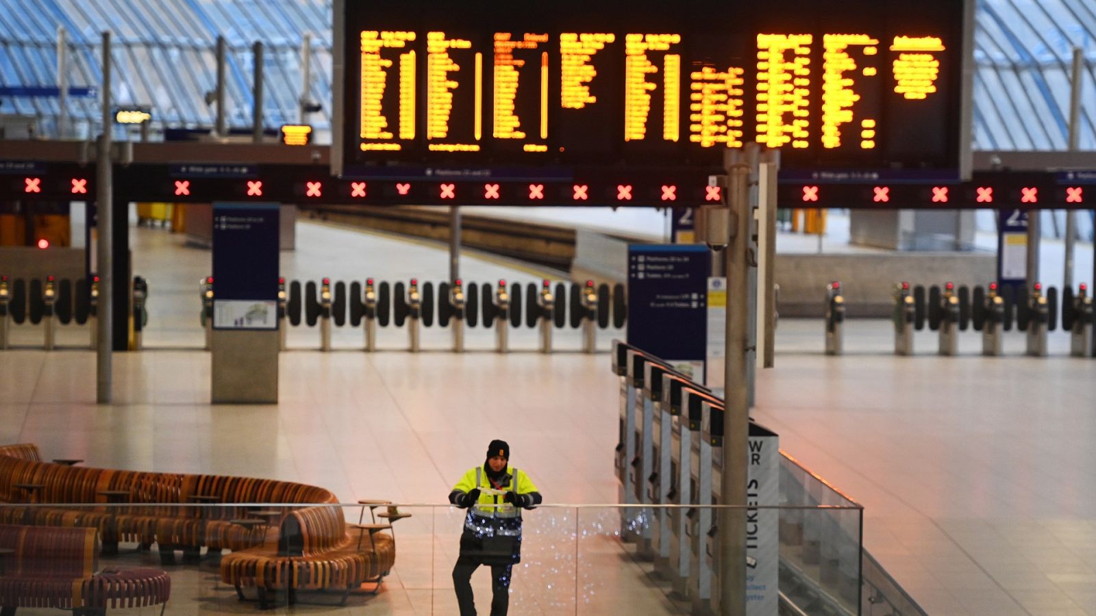 Un trabajador en una estación vacía