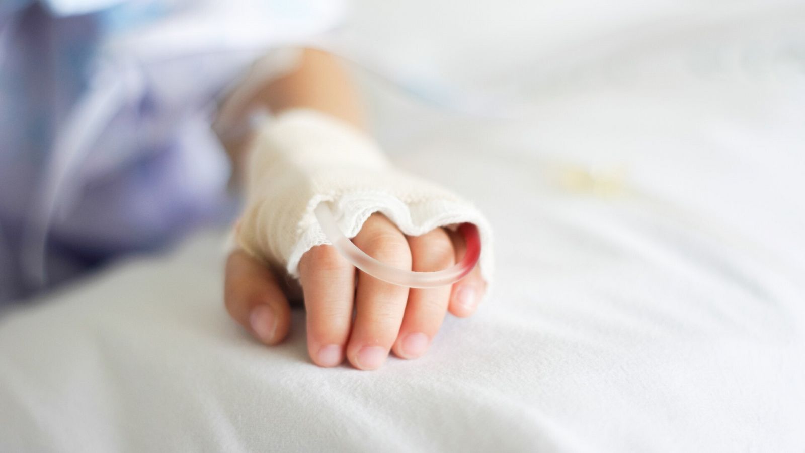 La mano de un niño ingresado en el hospital, en una imagen de archivo