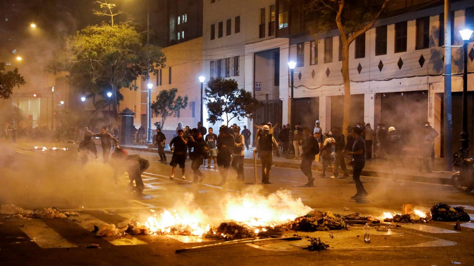 Manifestantes participan en una protesta en Lima, Perú.