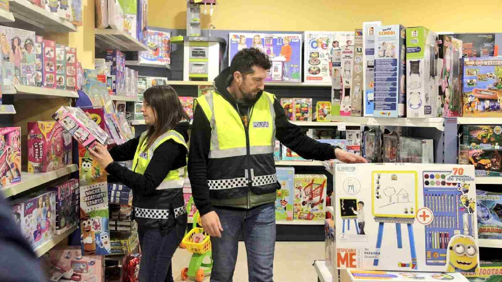 La Policia Municipal de Girona inspecciona una botiga de joguines en el marc de la campanya "Joguines segures"