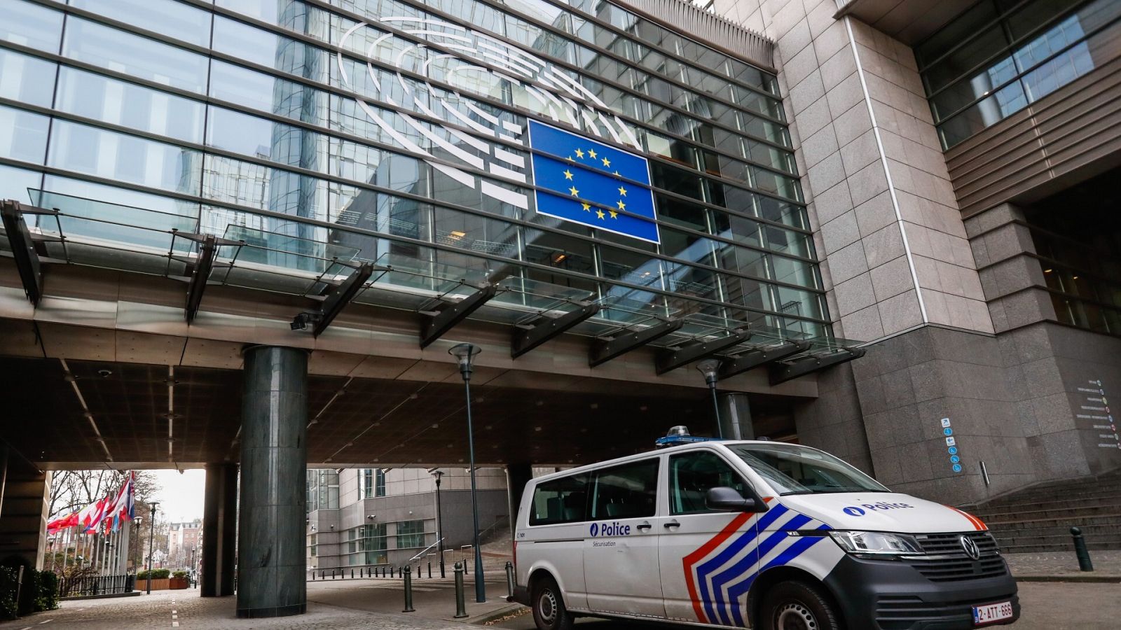 Un furgón policial frente al Parlamento Europeo en Bruselas