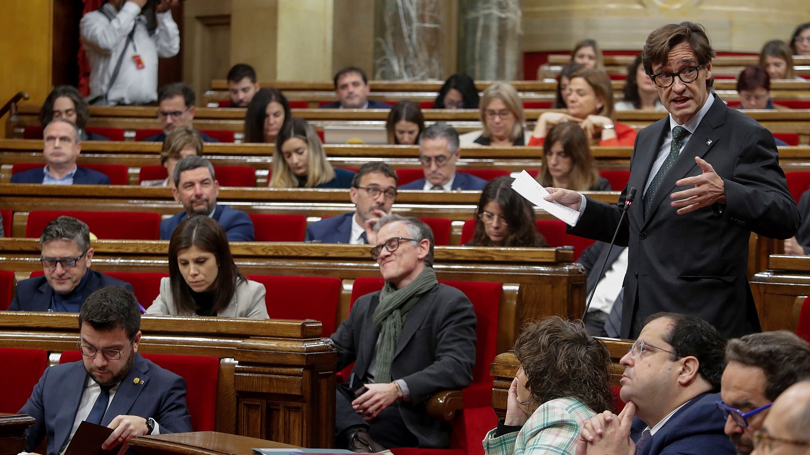 El líder del PSC, Salvador Illa, participa a la sessió de control al Govern del Parlament