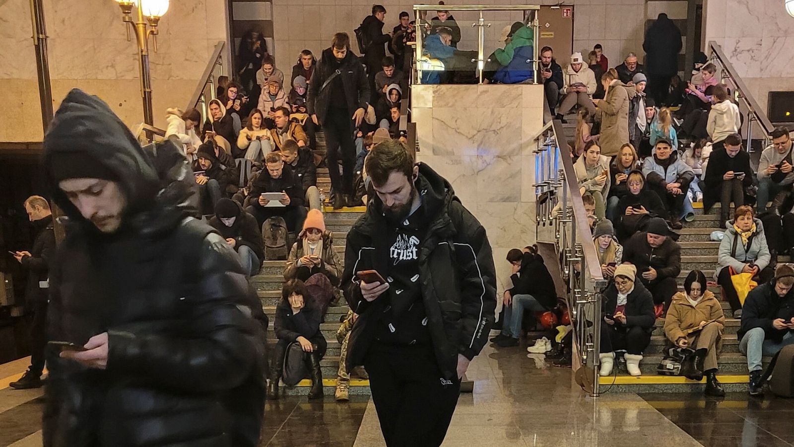 Ciudadanos refugiados en el metro de Kiev, Ucrania, durante los bombardeos rusos de este viernes 16 de diciembre. REUTERS/Pavlo Podufalov