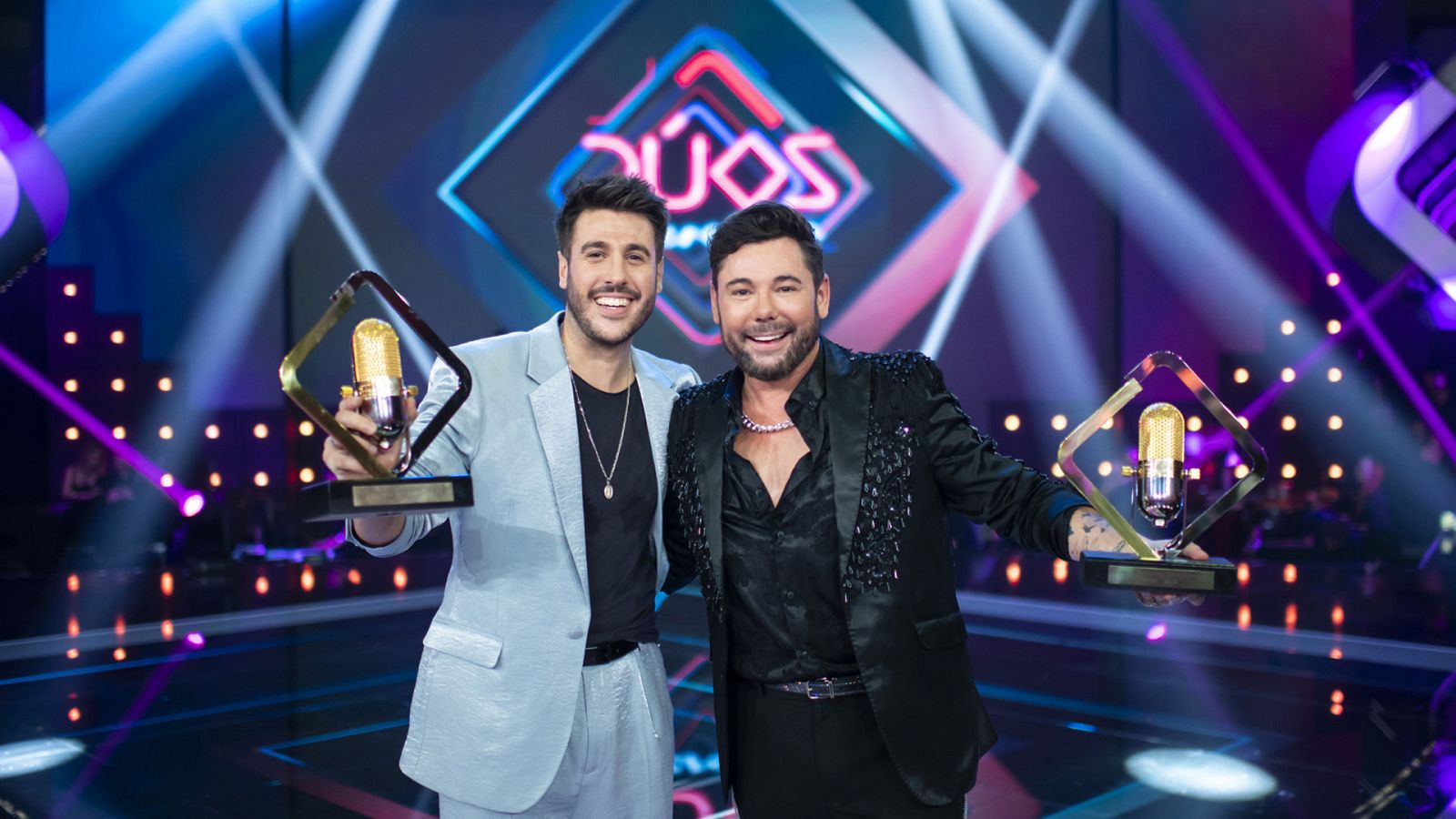 Antonio José y Miguel Poveda posan con el trofeo de ganadores de 'Dúos Increíbles'