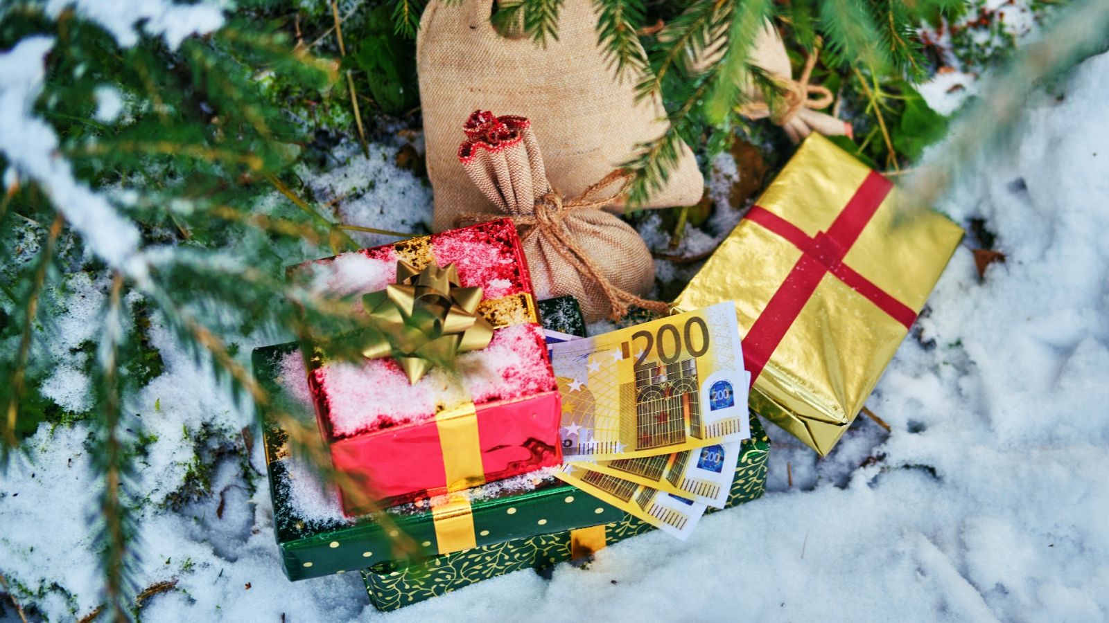 Regalos de Navidad junto a varios billetes