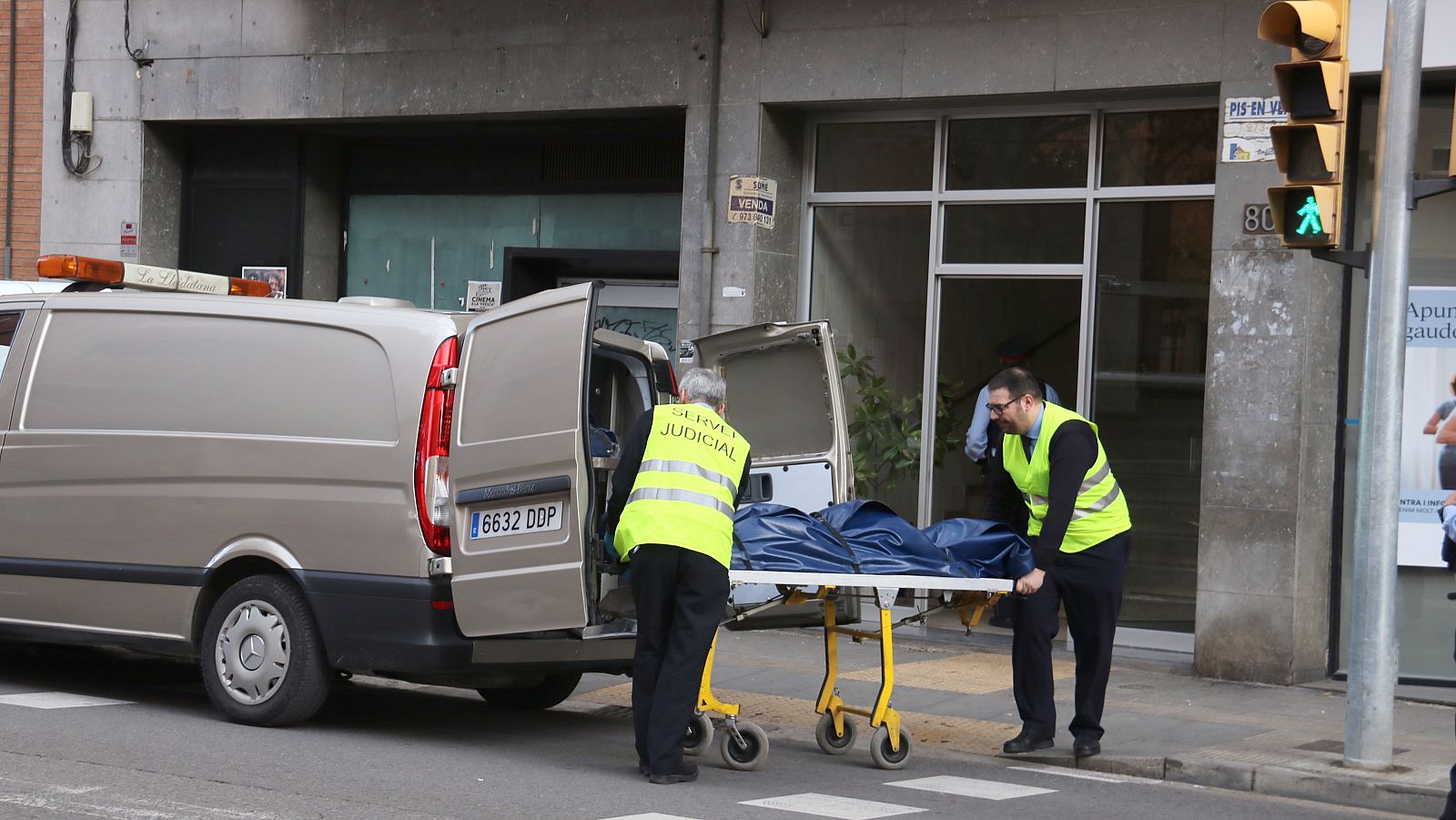 Els serveis judicials retiren el cadàver de la dona trobada al seu pis de Lleida