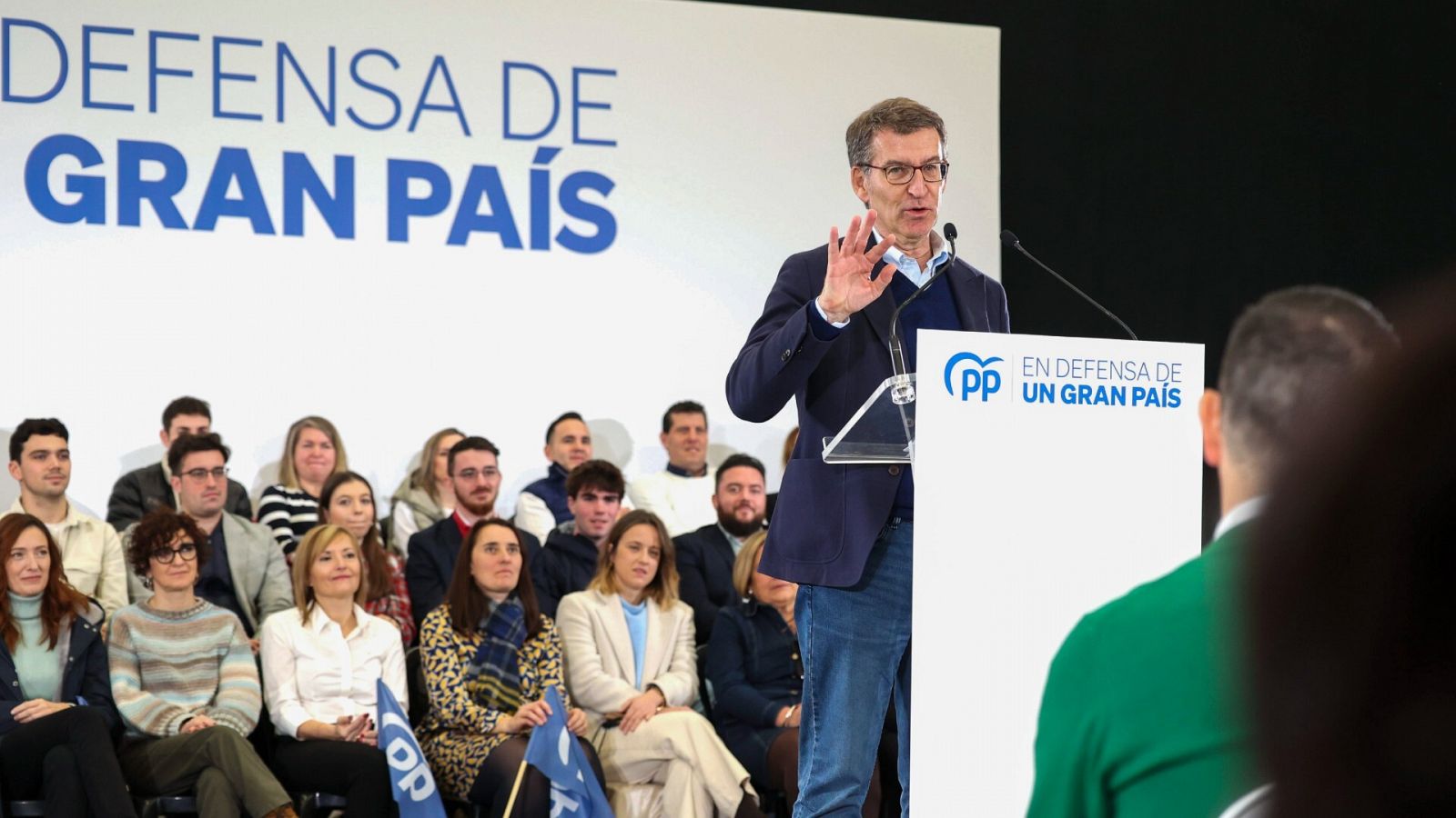 l presidente del PP, Alberto Núñez Feijóo, interviene este sábado en el Polideportivo del colegio Villa Patro (Juan Carlos I) de Lardero, dentro del recorrido que realiza desde hace semanas por las comunidades españolas.