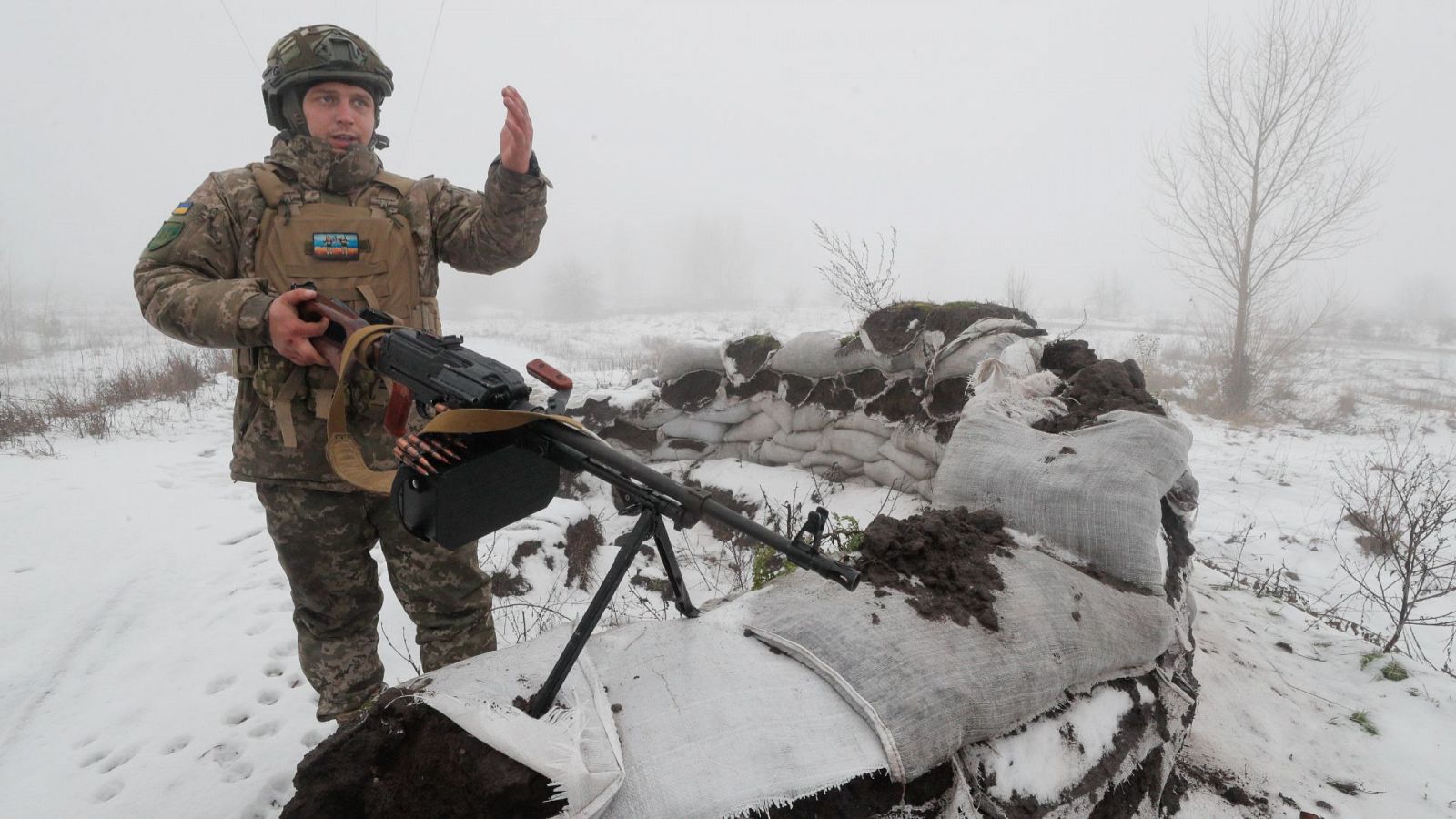 Un soldado ucraniano a las afueras de Kiev