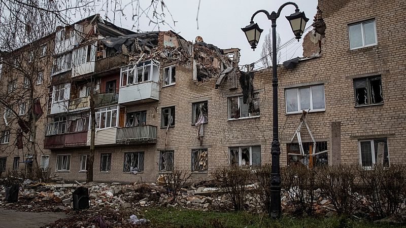 Un edificio de viviendas dañado por los ataques rusos en Bajmut