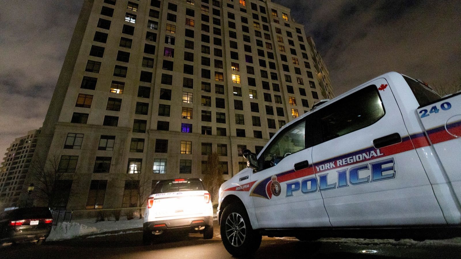 Vehículos policiales frente al edificio del tiroteo