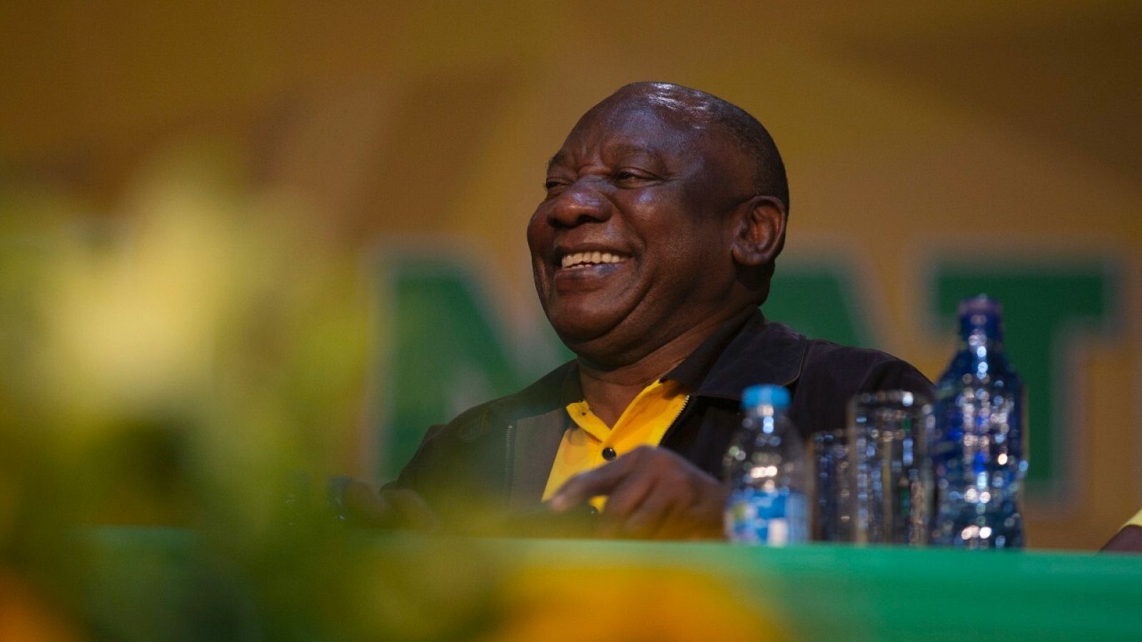 El presidente Cyril Ramaphosa hace un gesto cuando es reelegido como presidente de la organización en la conferencia nacional del ANC, en Johannesburgo