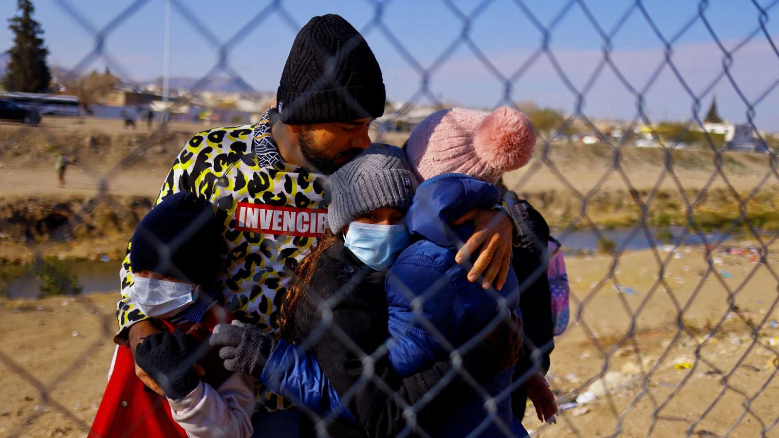 Una familia de colombianos llega a la frontera para pedir asilo en El Paso, Texas, EE.UU.