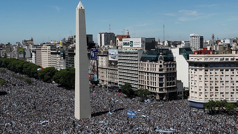 Placa dorada con escudo en la fachada de la sede del Consejo General del Poder Judicial (CGPJ)