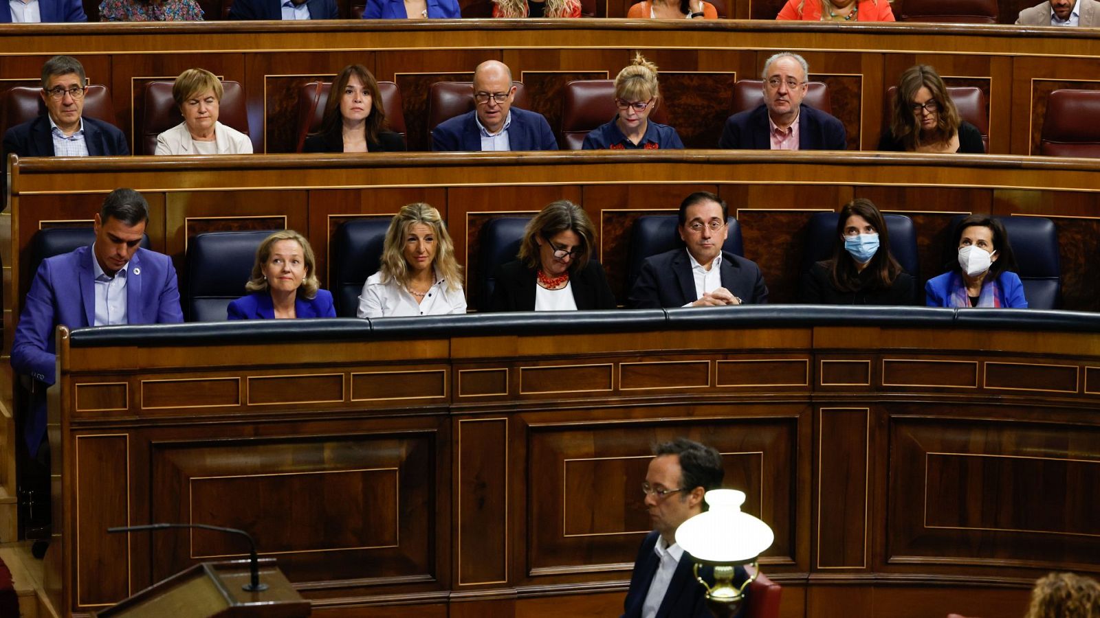 El presidente del Gobierno, Pedro Sánchez (i) junto a sus ministros durante un pleno