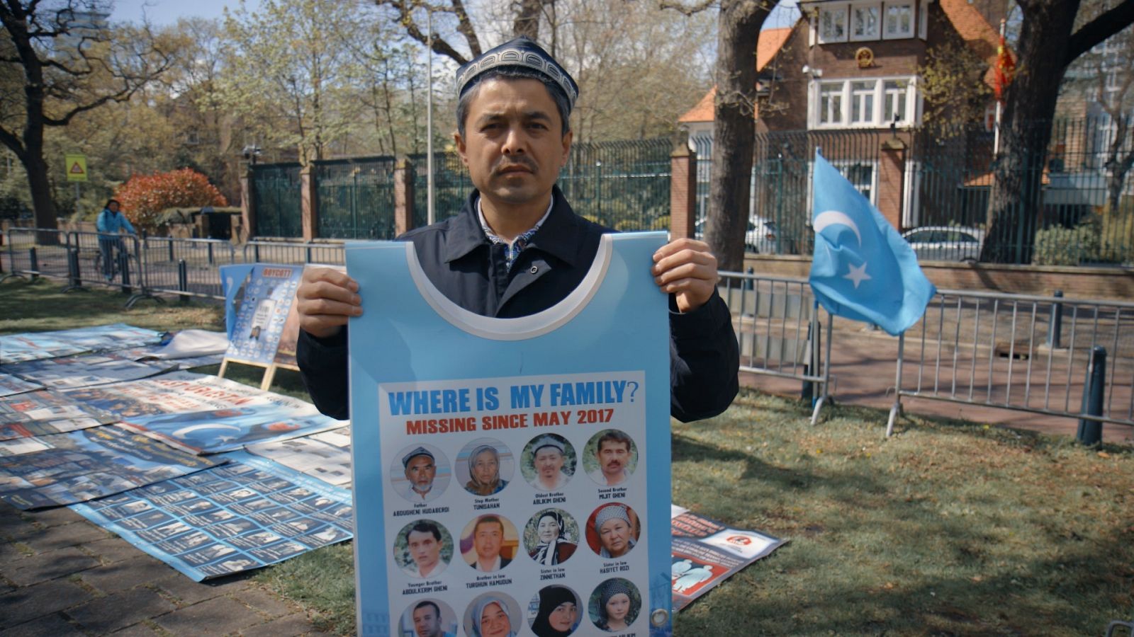 El ciudadano uigur Abdurehim Gheni se manifiesta contra el régimen chino en La Haya.
