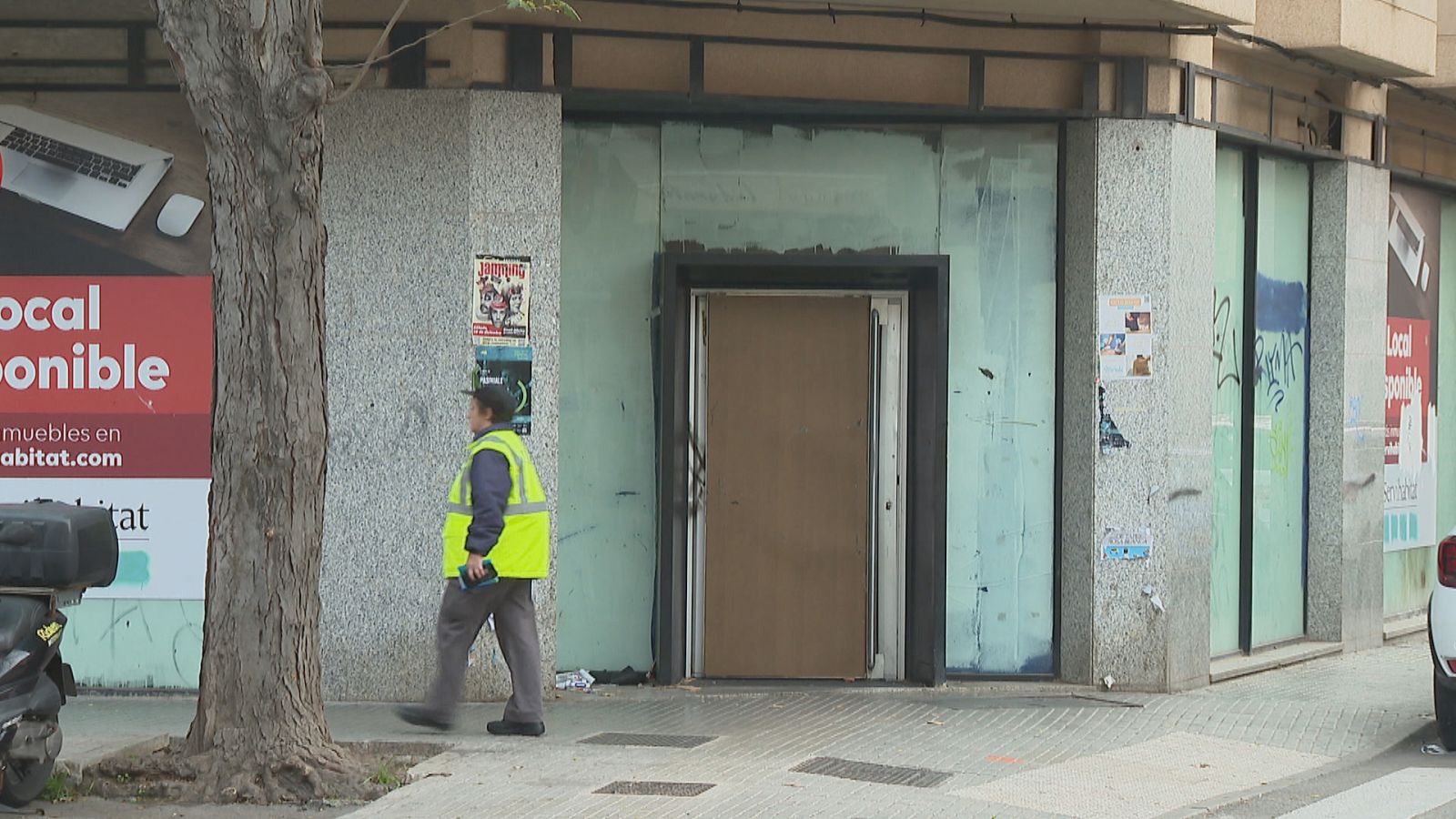 La porta de la sucursal ha estat blindada per la propietat del local.