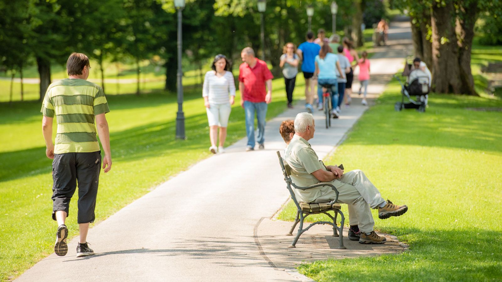 Personas con distintas edades y movilidad disfrutando de un parque urbano