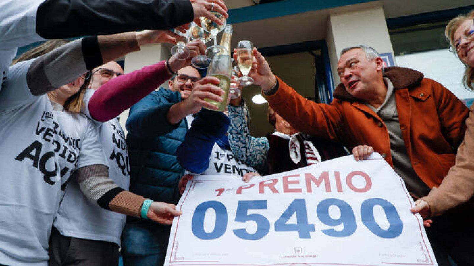   Propietarios y empleados de la administración número 1 de A Fonsagrada (Lugo) celebran haber vendido El Gordo.