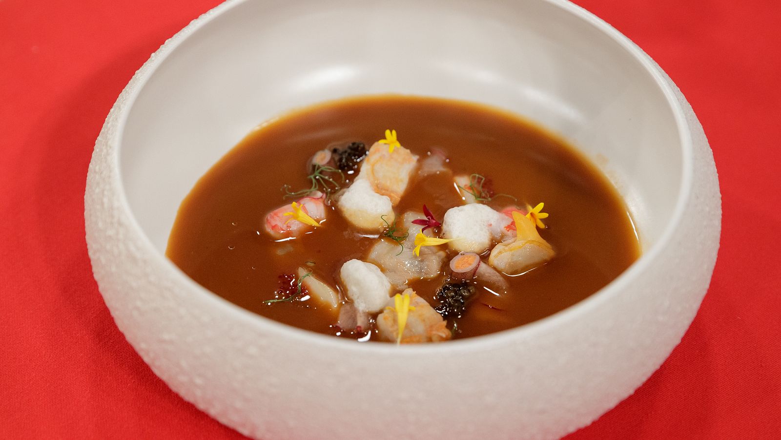 Receta de sopa de marisco y texturas de mar