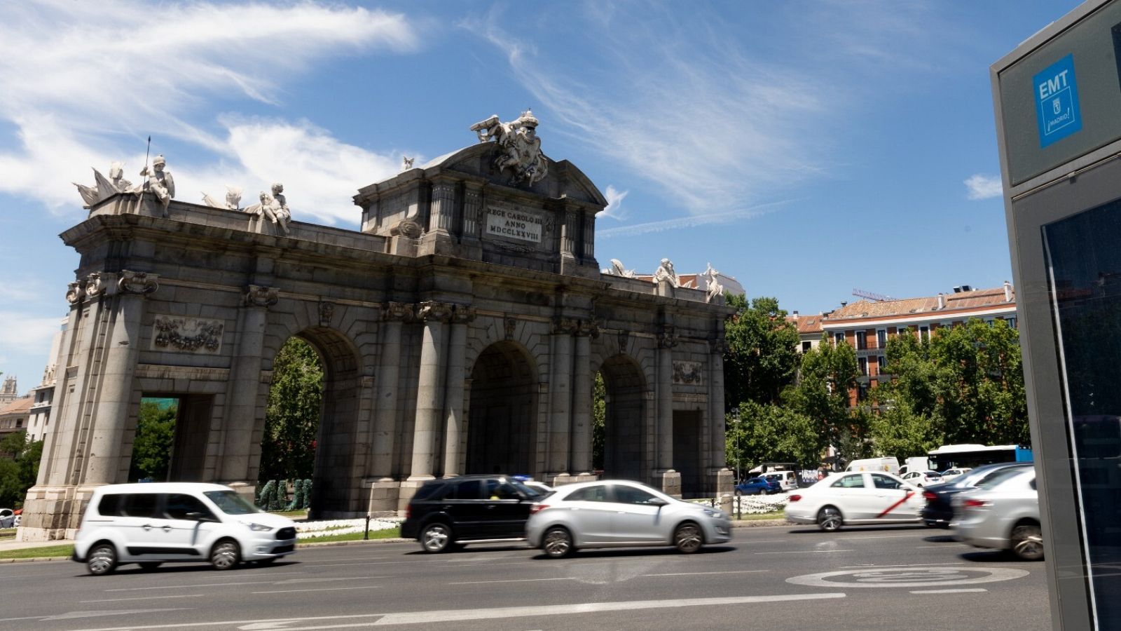 La puerta de Alcalá, rodeada de tráfico
