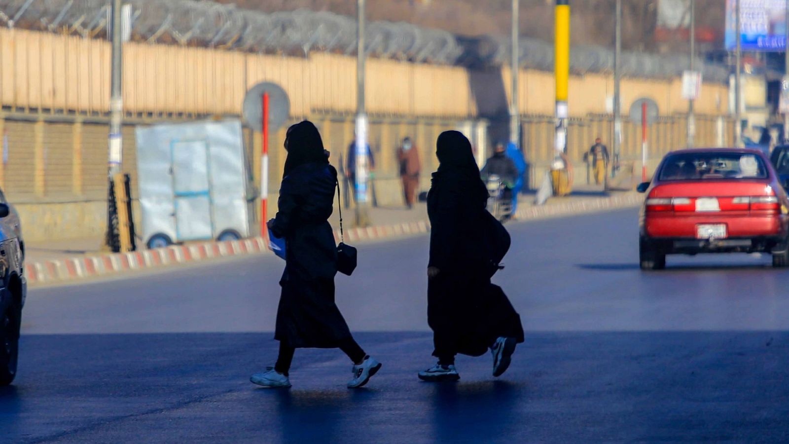 Mujeres afganas cerca de la universidad de Kabul
