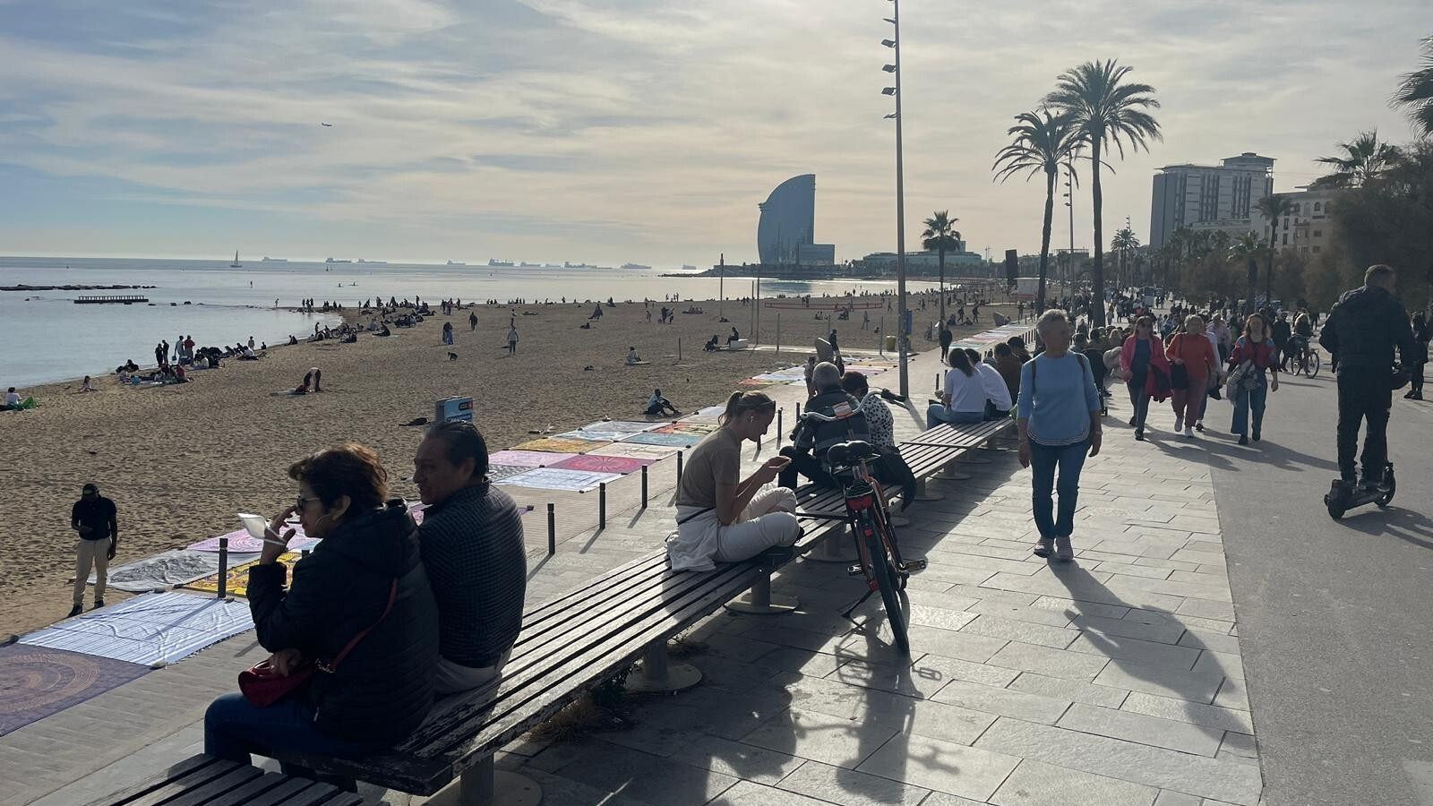 Les bones temperatures han animat a molta gent a apropar-se a gaudir de la platja