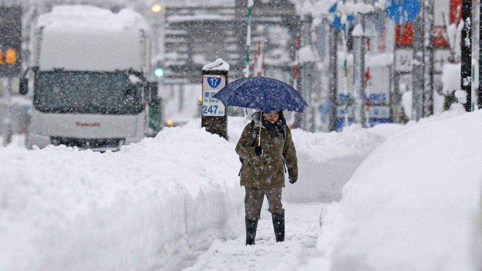 Una mujer se abre paso a través de la fuerte nevada en Uonua, prefectura de Niigata, al norte de Japón.