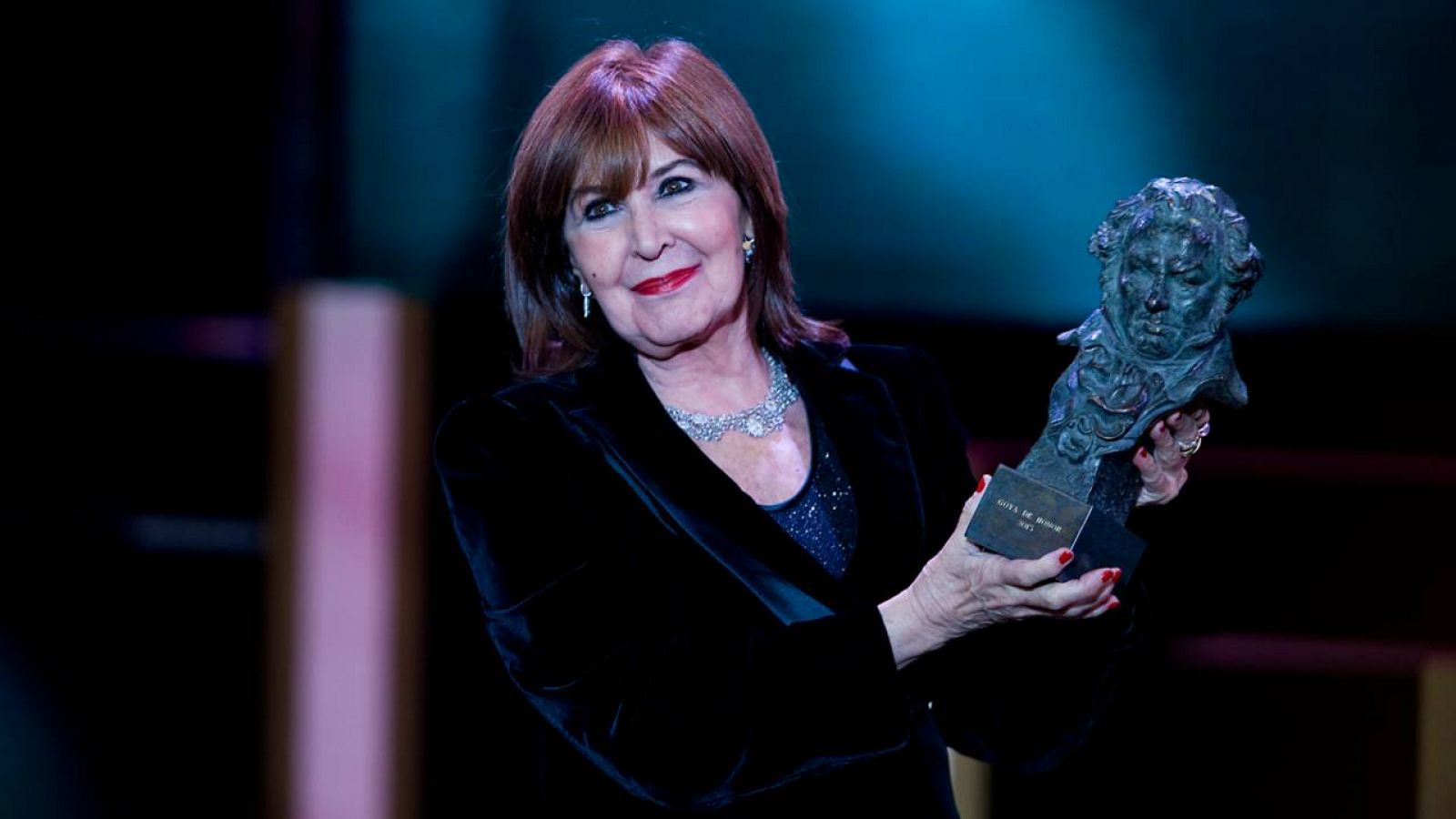 Concha Velasco recibiendo el Goya de Honor en 2012