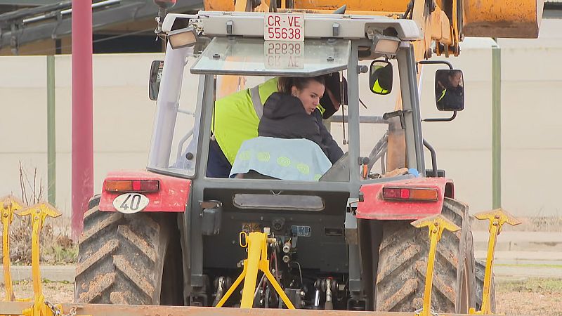 Clase práctica de conducción de tractor en Pedro Muñoz, Ciudad Real