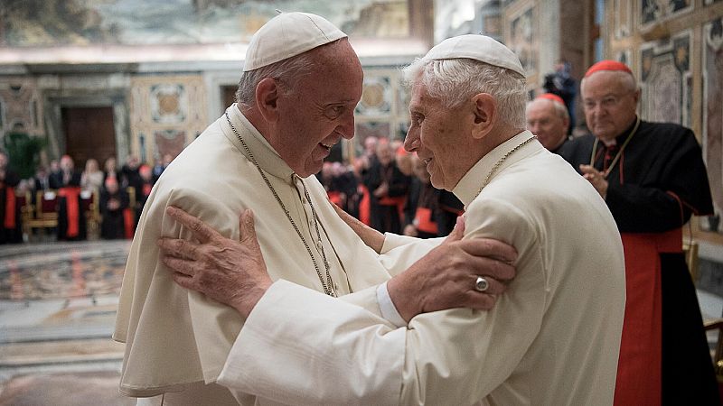 El papa Francisco pide "rezar" por Benedicto XVI