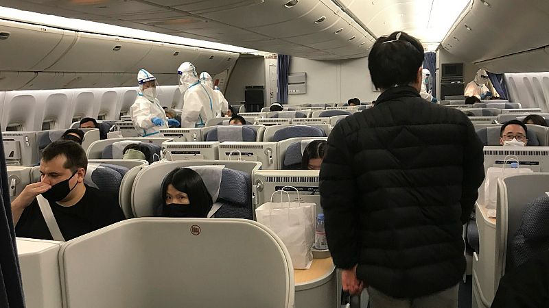Pasajeros en el interior de un avión en el aeropuerto de JFK, en Nueva York.