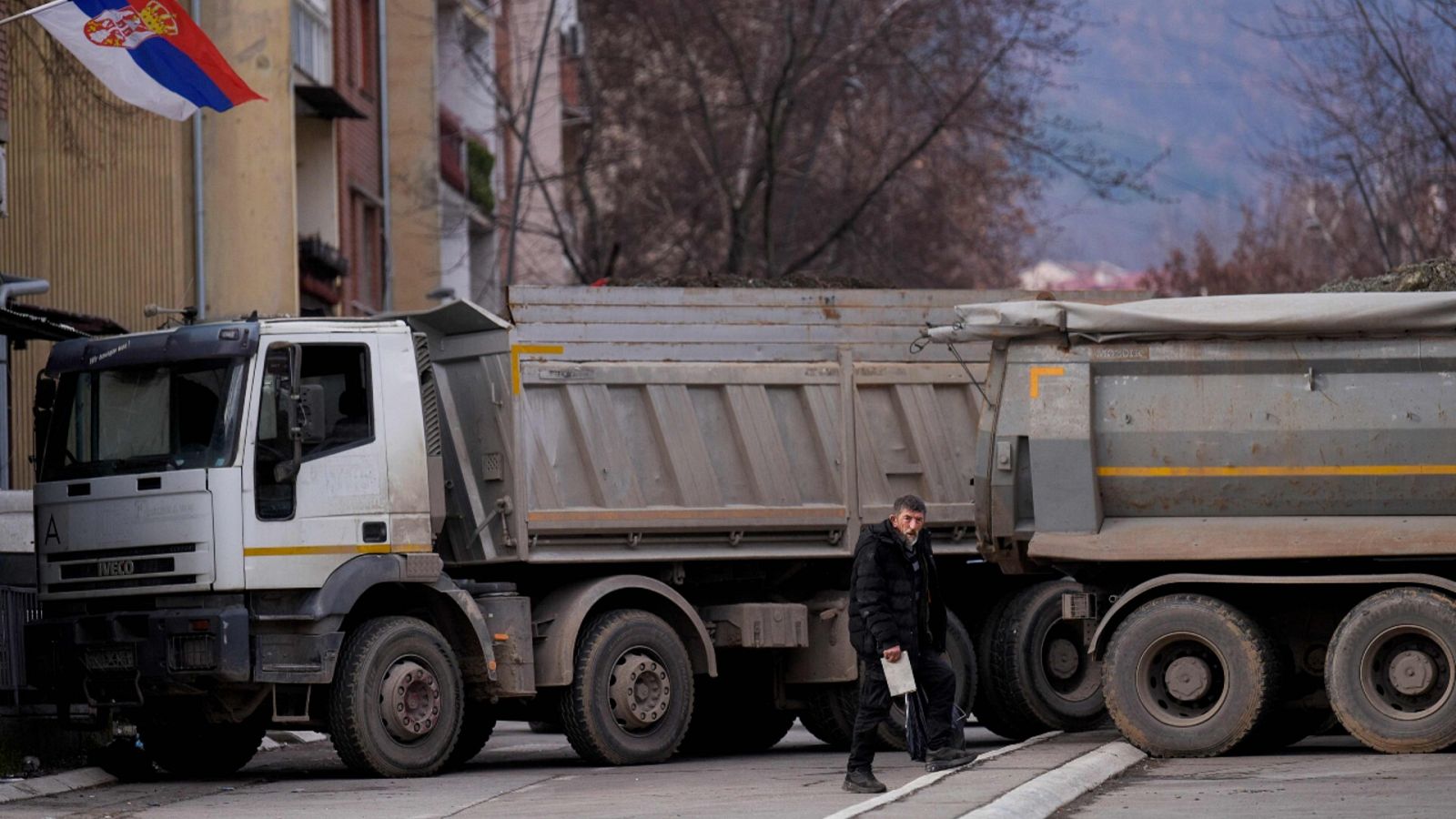 Una imagen de una barricada en una calle de Mitrovica, Kosovo.