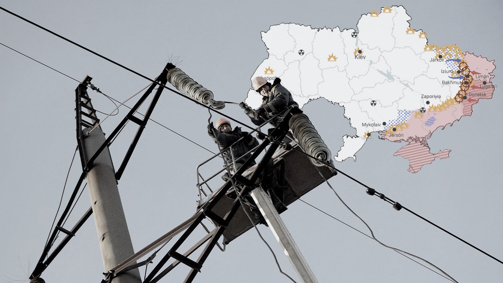 Unos obreros reparan una línea de alta tensión cerca de Odesa