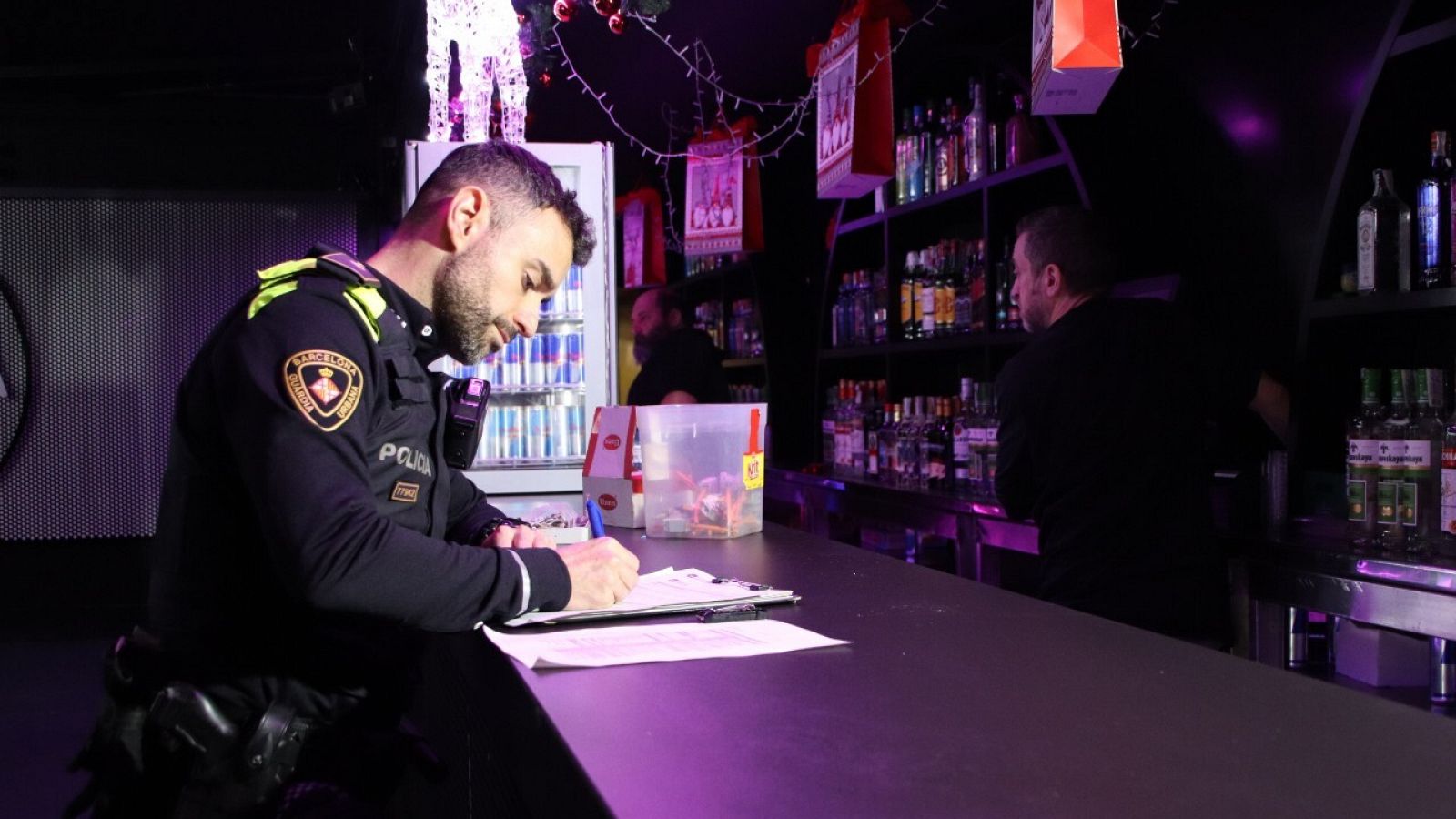 Un agent de la Guàrdia Urbana inspecciona una discoteca