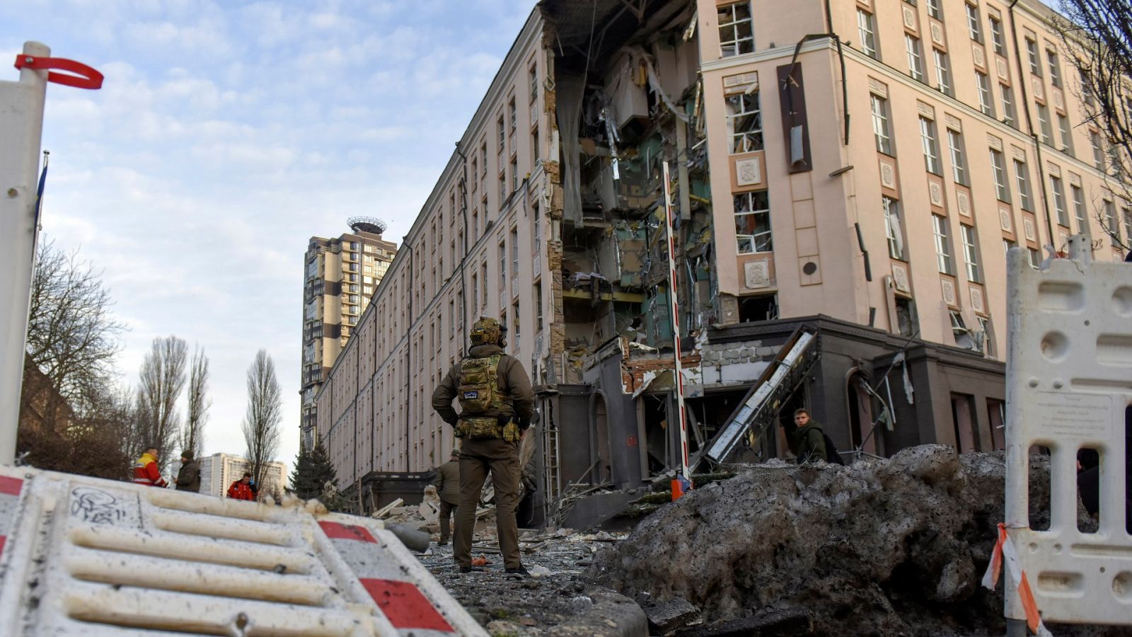 Un militar ucraniano mira los daños en un hotel alcanzado por un ataque con misiles en el centro de Kiev, Ucrania.