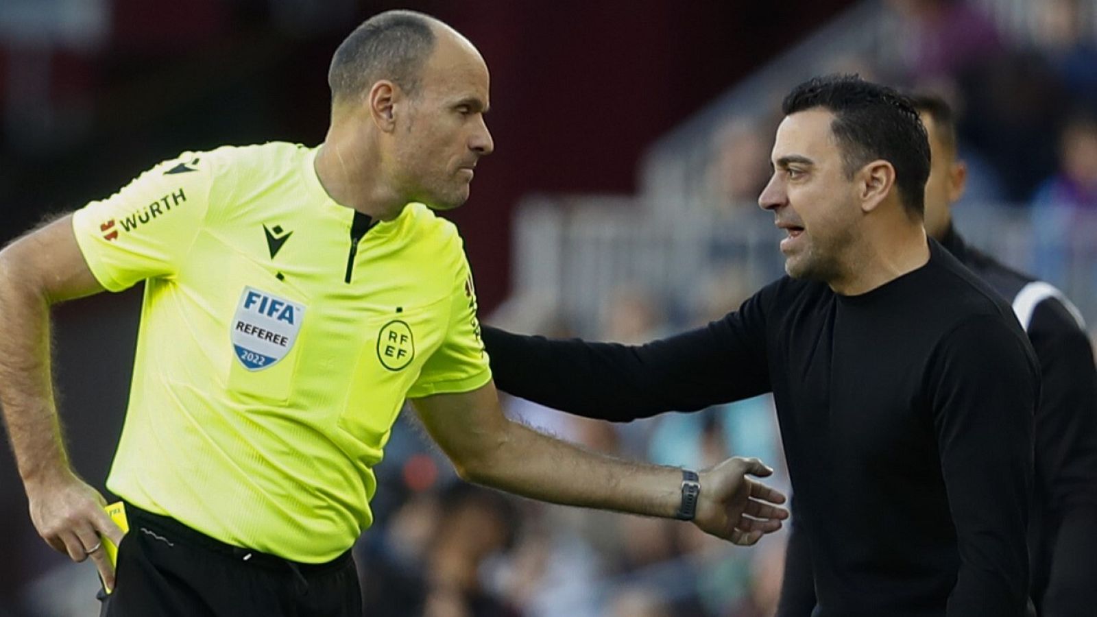 Barcelona-Espanyol: Xavi protesta a Mateu Lahoz
