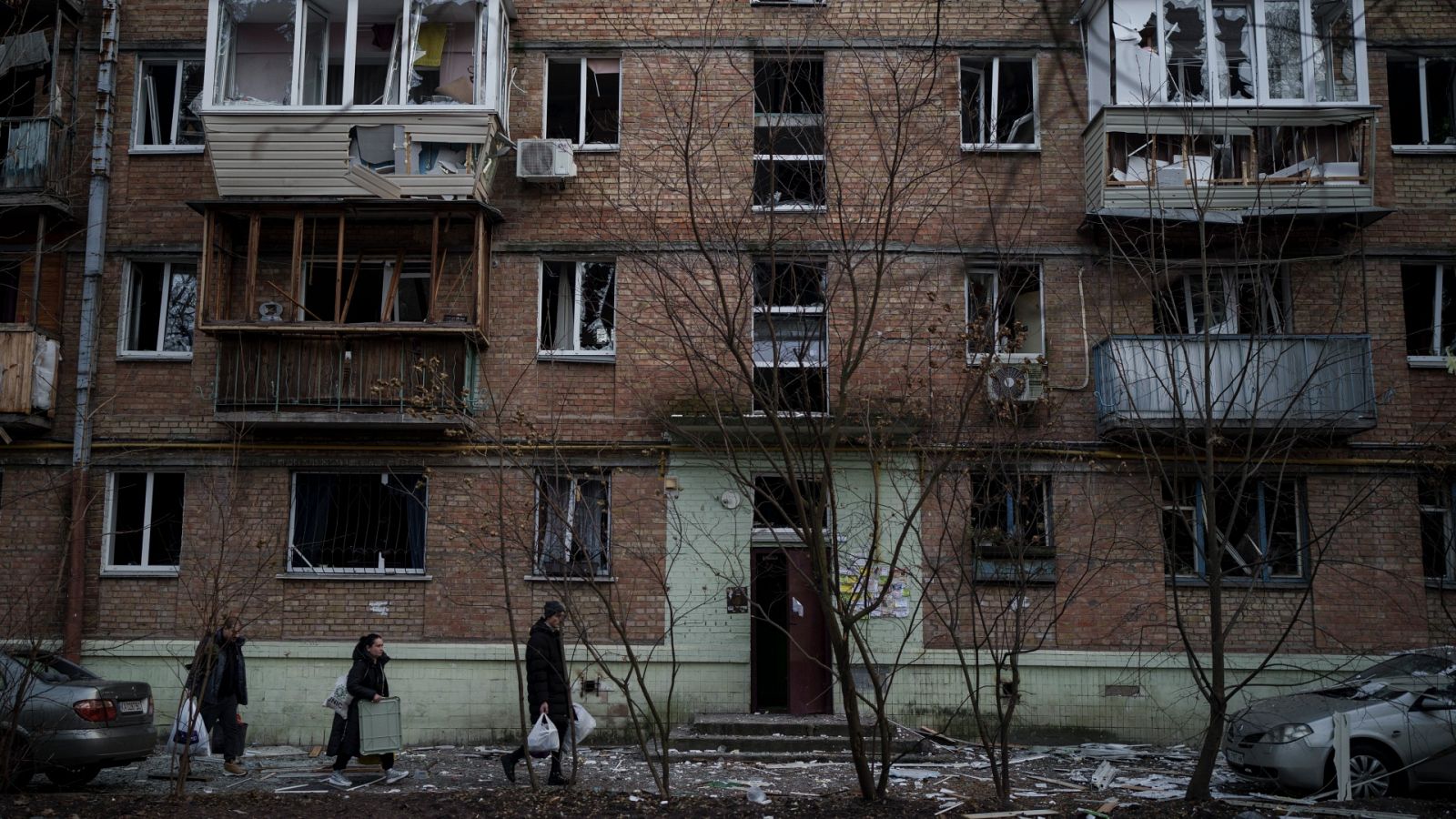 Vecinos retiran sus pertenencias de un edificio dañado en Kiev, Ucrania.