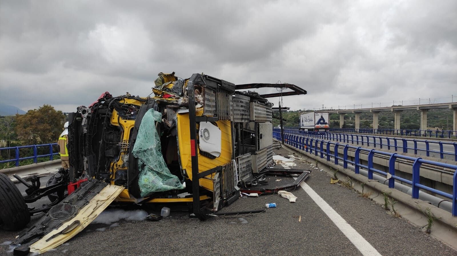 Un camió accidentat al pont de l'AP-7 que creua l'Ebre, a l'altura d'Amposta | ACN