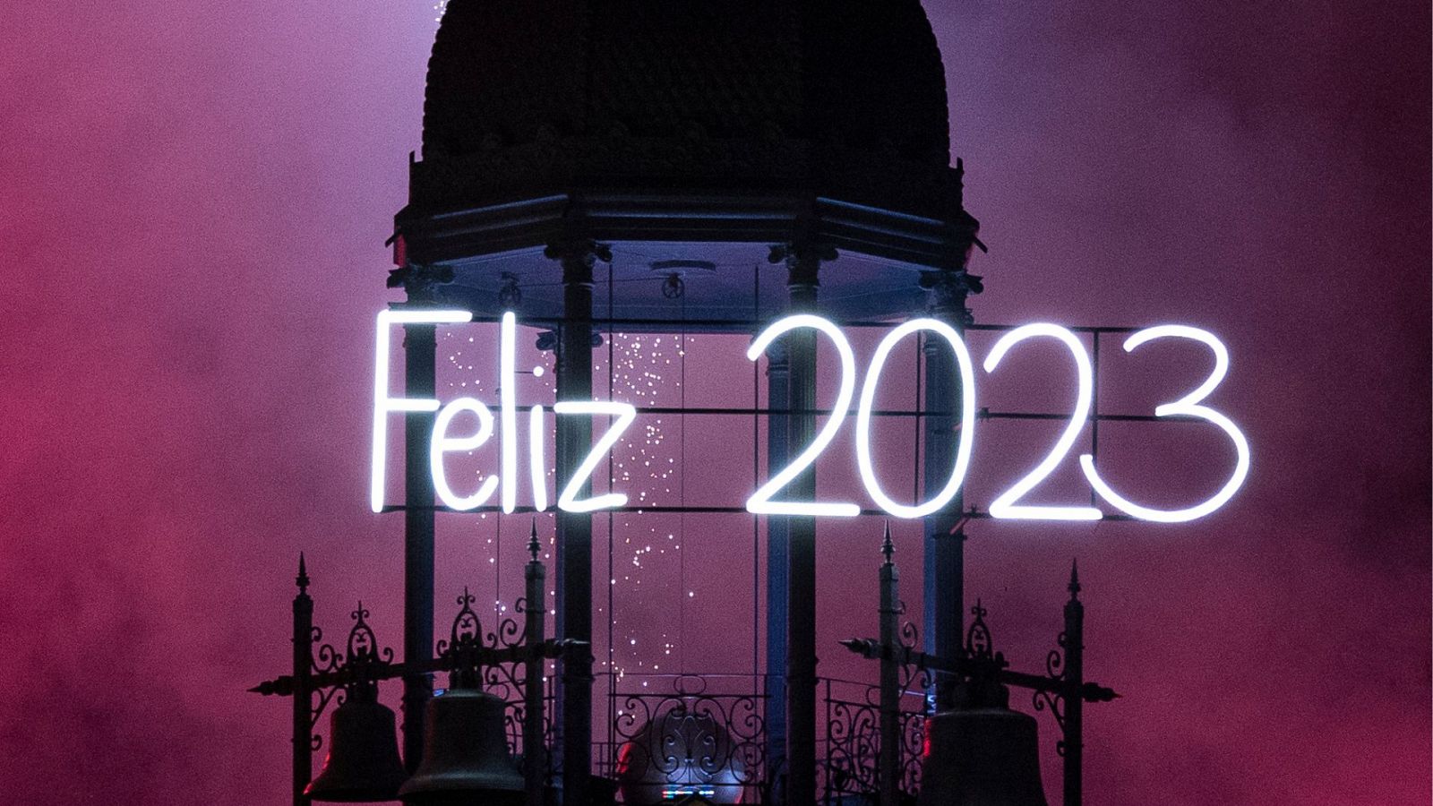 El reloj de la Puerta del Sol con un iluminado que pone Feliz 2023