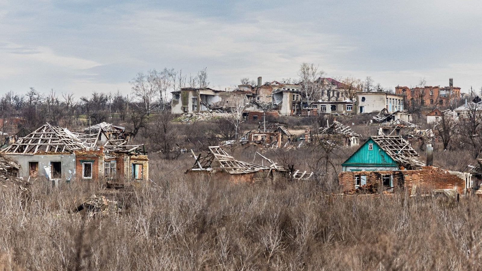Casas destruidas en una localidad de la región de Donetsk