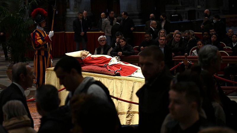 El cuerpo del difunto papa emérito Benedicto XVI yace en la Basílica de San Pedro
