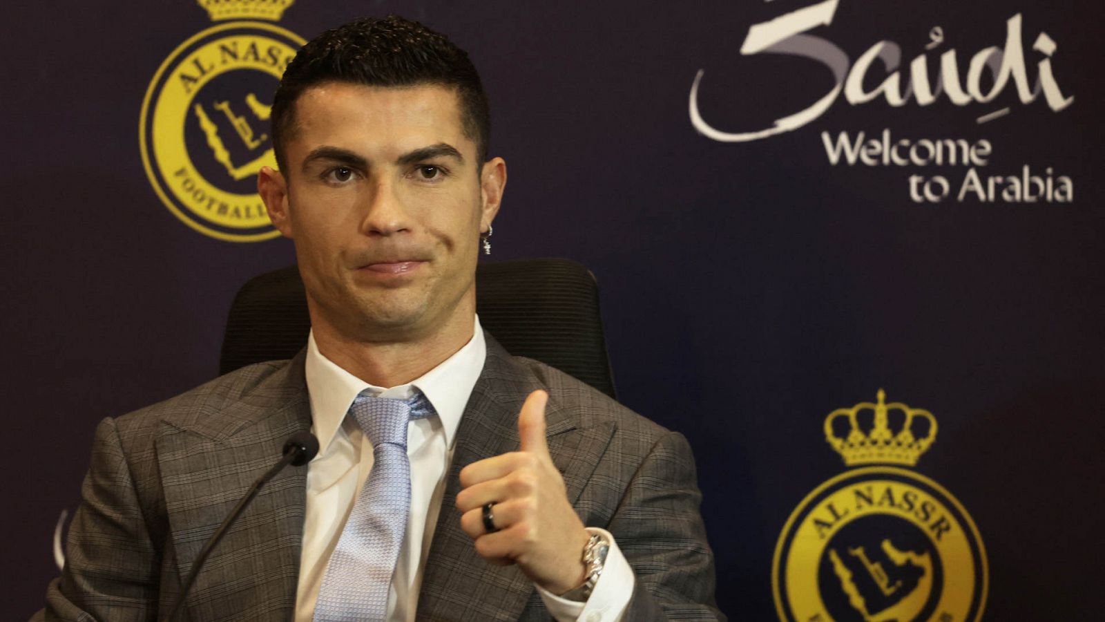 Cristiano Ronaldo hace un gesto durante su presentación con el club saudí Al Nassr