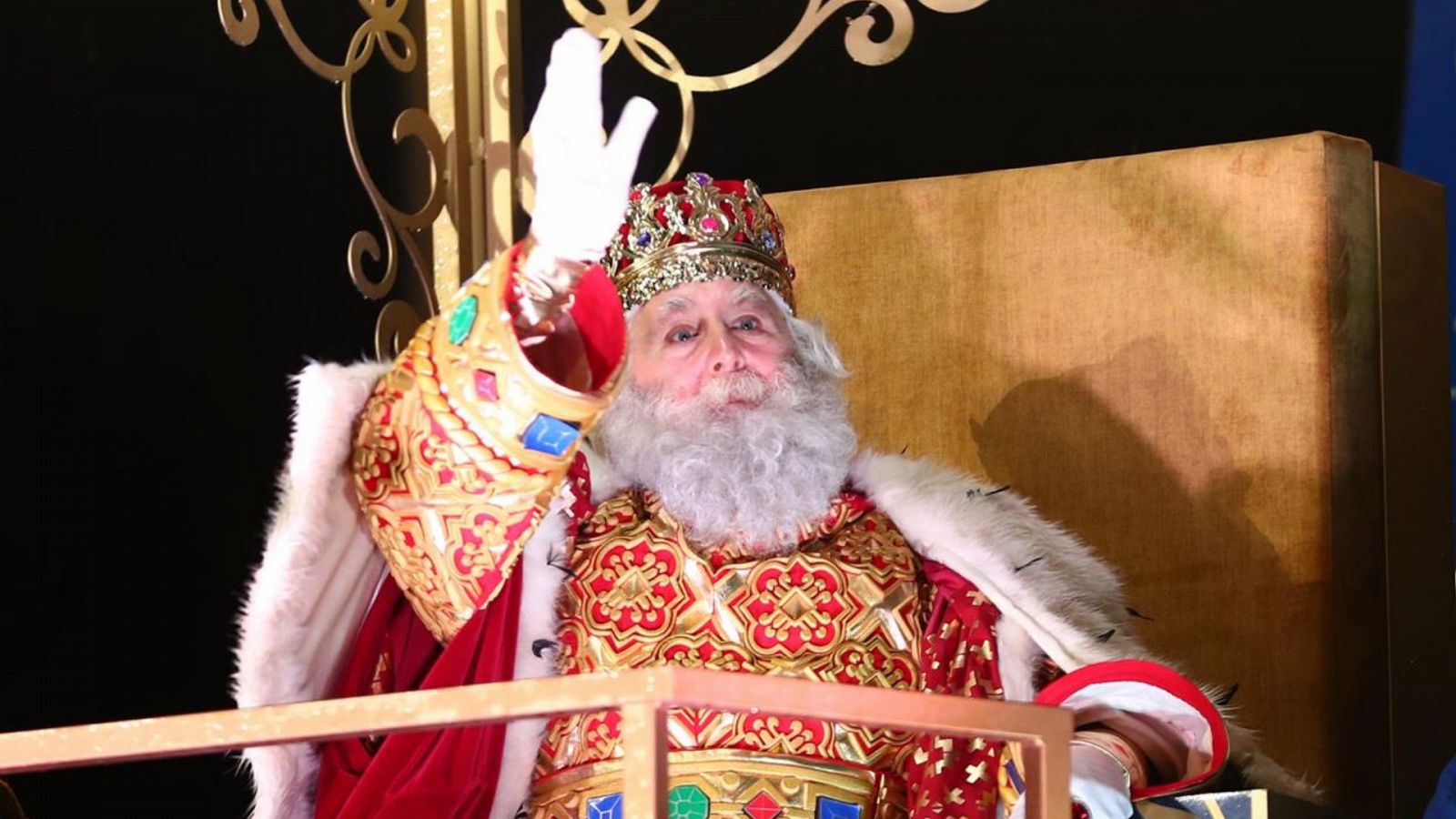 Melchor saludando a los niños y niñas en la Cabalgata de Reyes de Madrid 2022