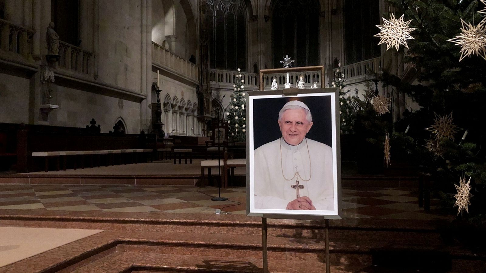 Fotografía del papa emérito Benedicto XVI en la basílica de San Pedro